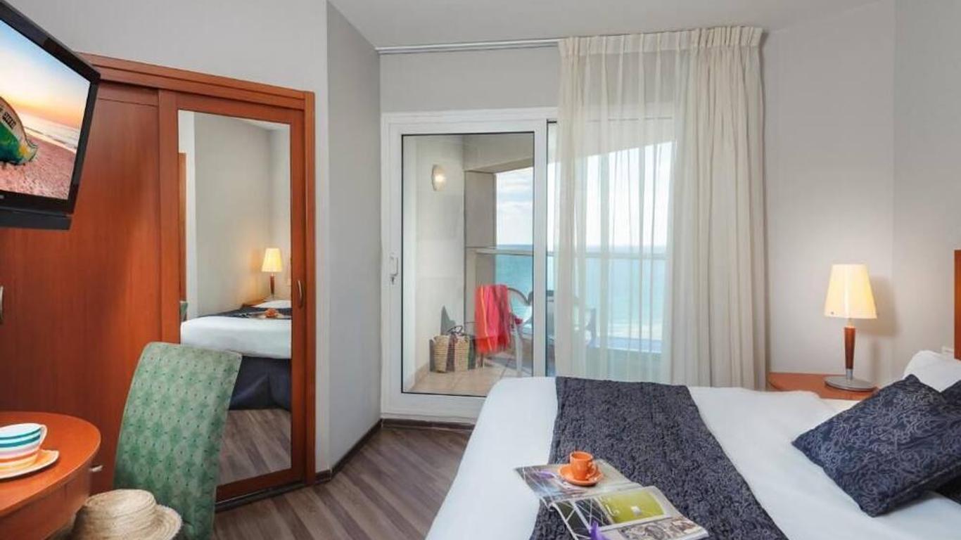 Arena Hotel by the Beach